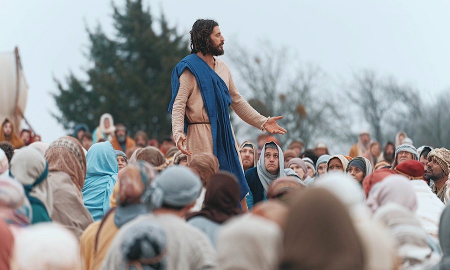 Jézus tanít. Jelenet a Chosen c. sorozatból